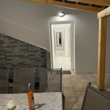 Mira ***** Villa Pinezići