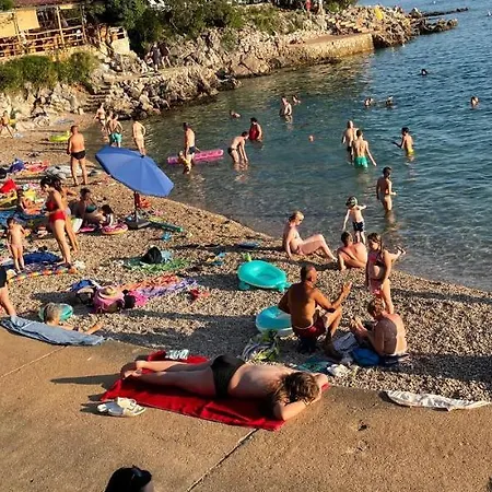 Mira ***** * Pinezići