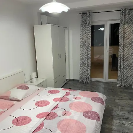 Mira ***** Villa Pinezići
