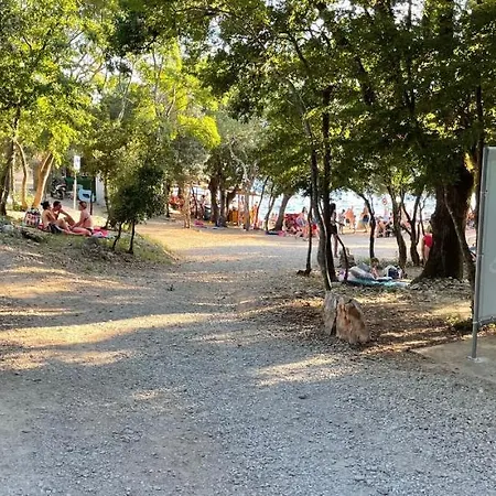 Mira ***** * Pinezići