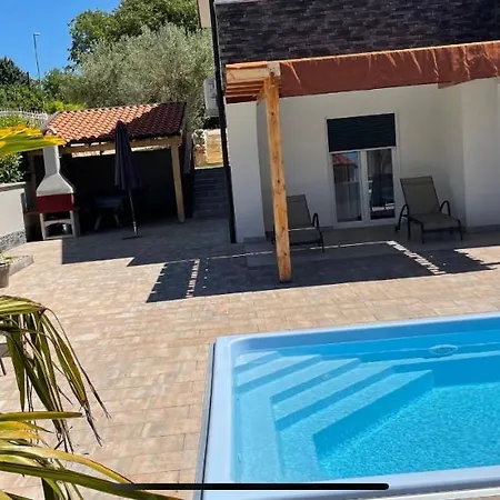 Mira ***** Villa Pinezici (Krk)