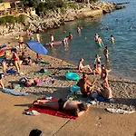 Mira ***** * Pinezići