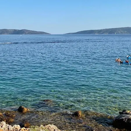 Mira ***** * Pinezići